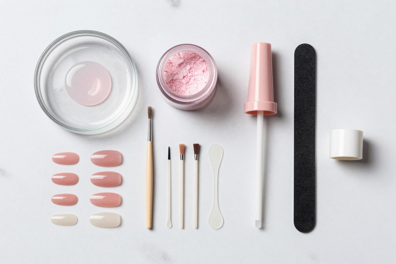 Acrylnägel-Set als Flatlay: Acrylpulver, Liquid im Dappen-Dish, Pinsel, Tips, Primer und Feile