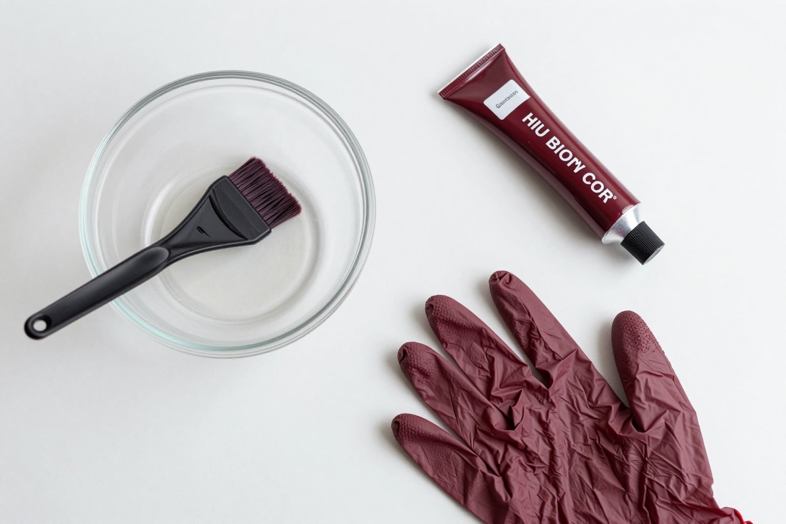 Färbeset für Bordeauxrot-Haare: Pinsel, Schale, Handschuhe und Farbtube