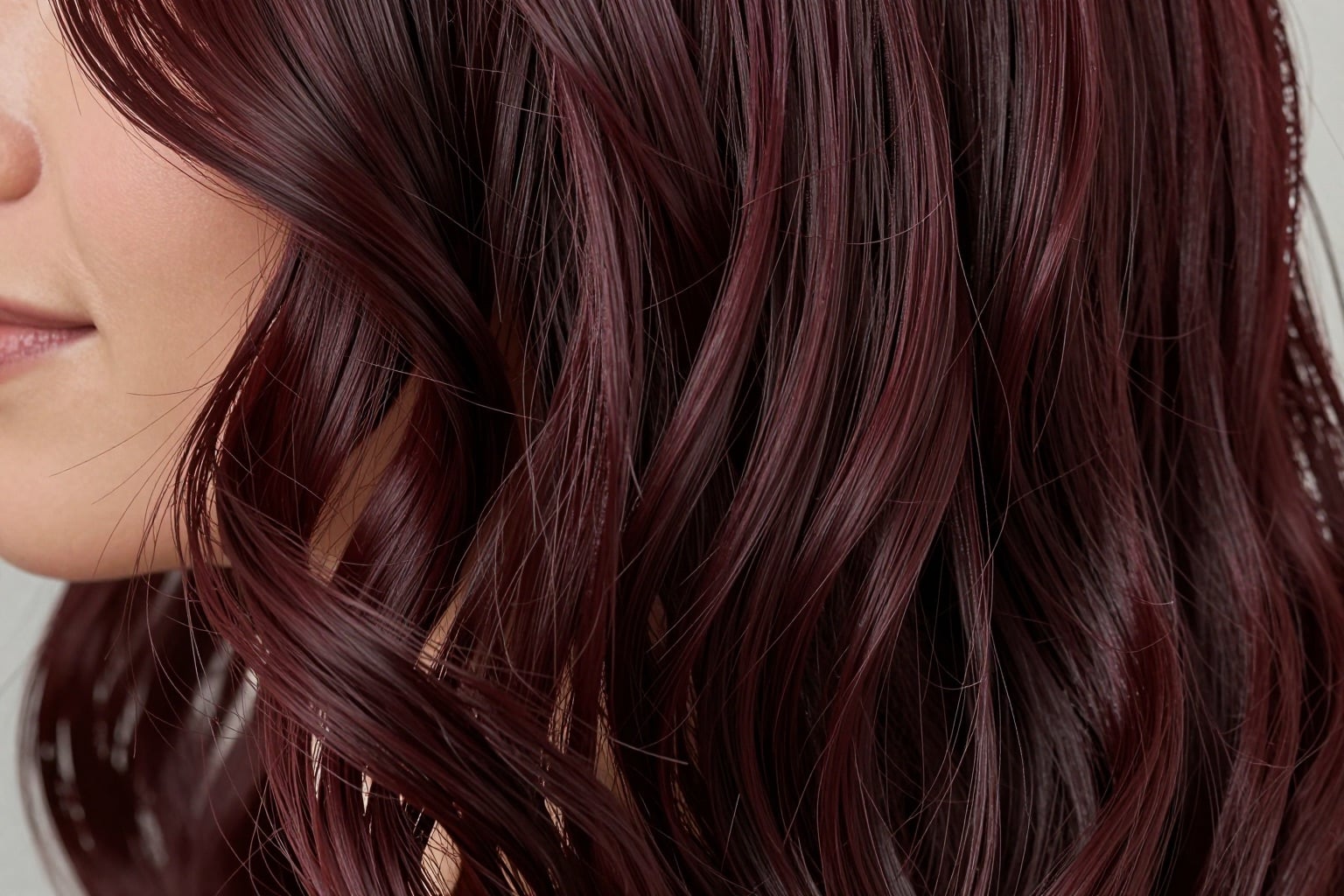 Tiefrote Bordeauxrot-Haare mit Violett-Schimmer in welligen Strähnen aus der Nähe