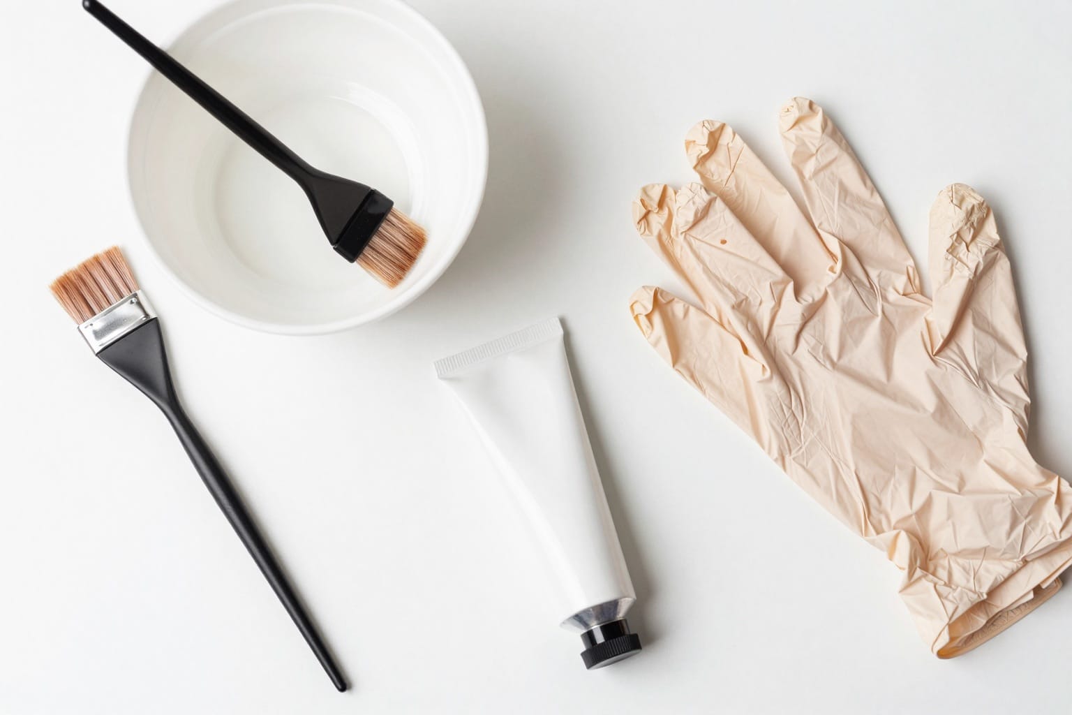 Färbeset für erdbeerblonde Haare: Pinsel, Schale, Handschuhe und Farbtube