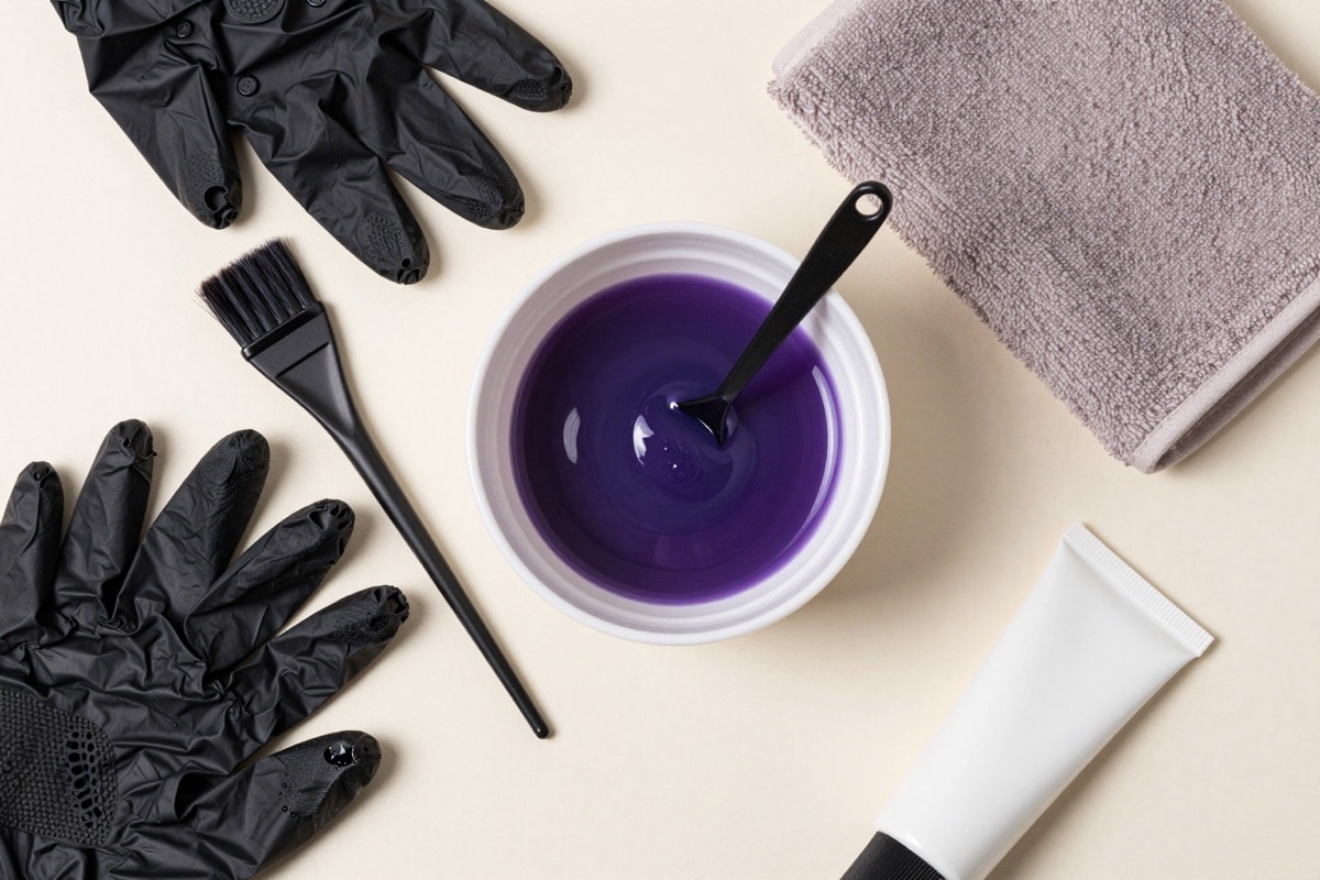 Färbeset für lila Haare: Pinsel, Schale, Handschuhe und Tönung